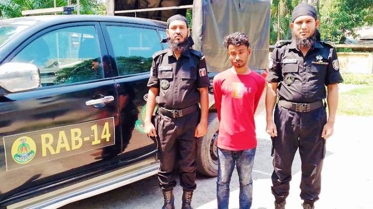 র‌্যাবের হাতে ৪৪৮ বোতল ফেন্সিডিলসহ এক মাদক কারবারি আটক 